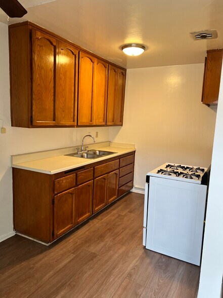 kitchen - 920 S Fann St