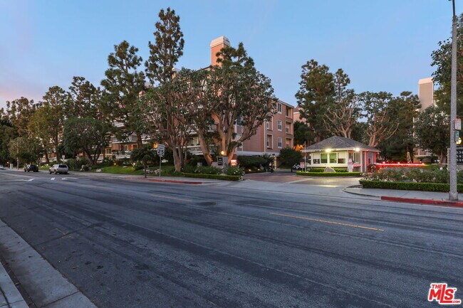 Building Photo - 4346 Redwood Ave