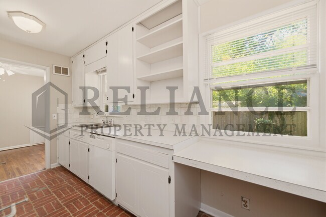 Building Photo - 2017 S Grn Acrs St