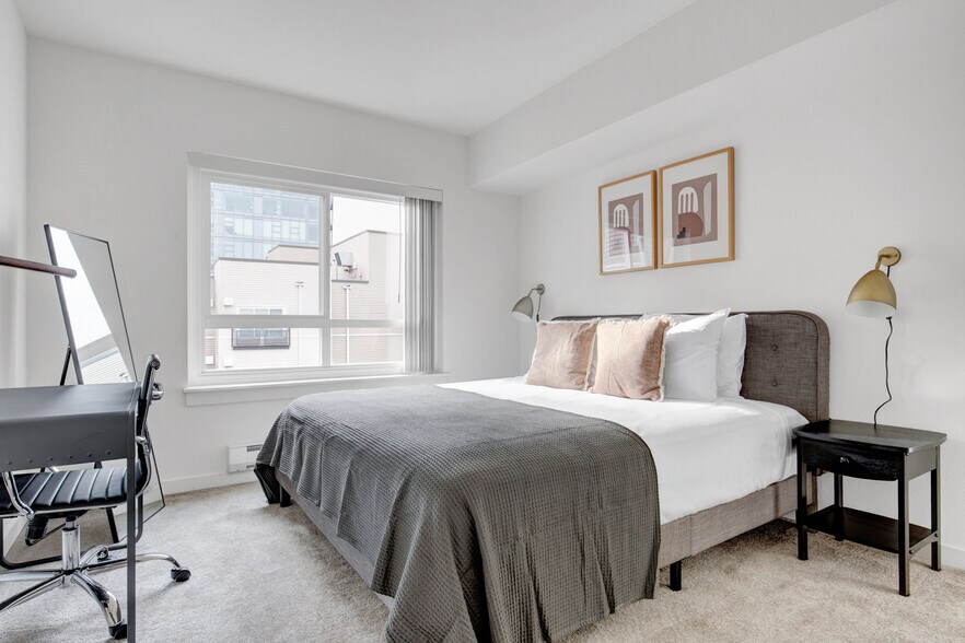 Building Photo - 362 Bellevue Way NE