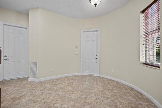 Building Photo - 1903 Flower Dr