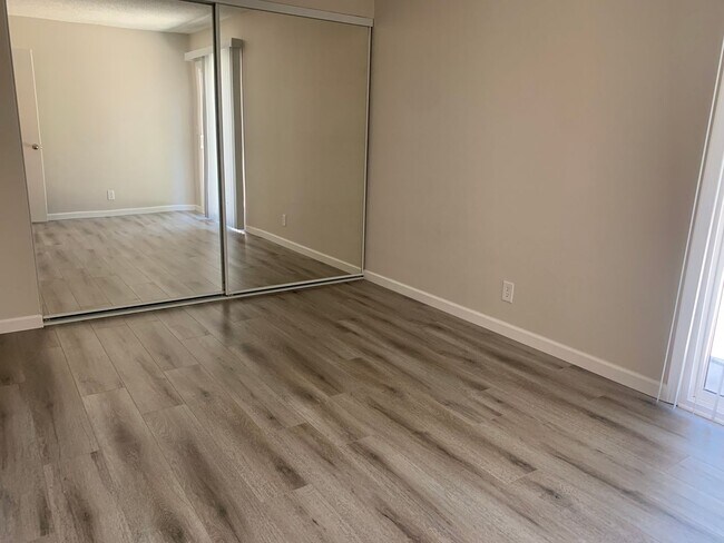 Building Photo - 5417 E Knoll Dr