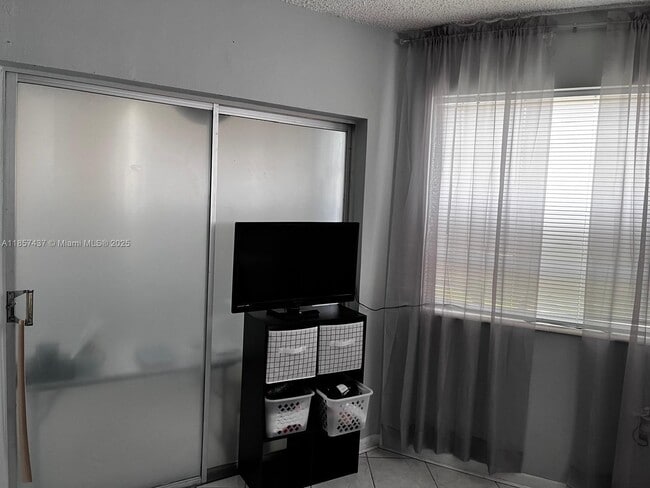 Building Photo - 1723 NE Miami Gardens Dr