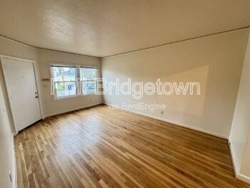 Building Photo - 6520 NE 6th Ave