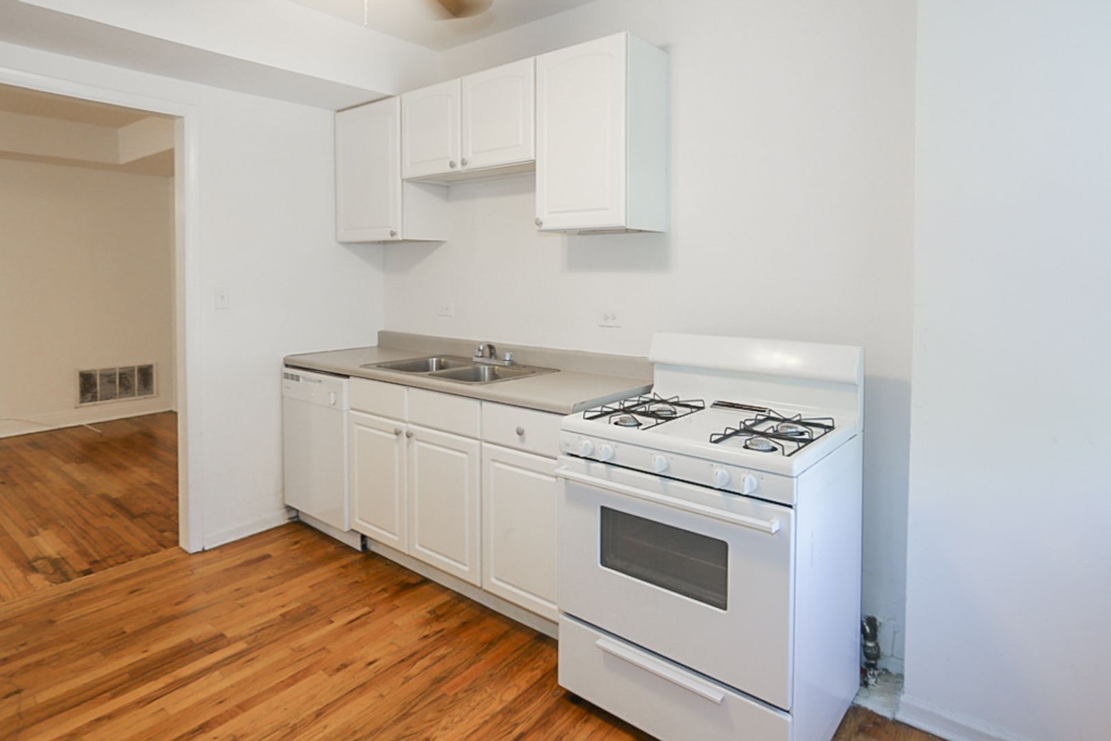 Building Photo - 3820 N Sheffield Ave