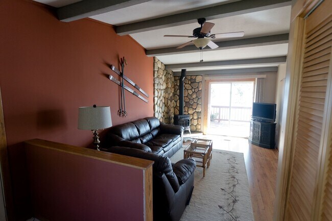 Building Photo - Furnished 2 Bedroom Home for Rent on Lake ...