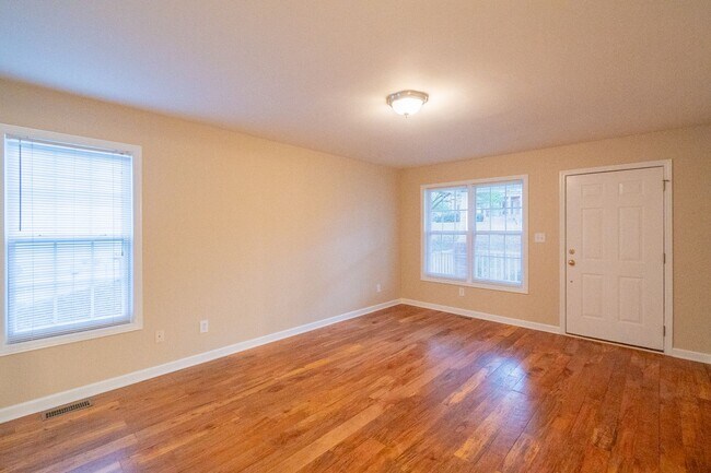 Building Photo - Charming 3 Bedroom, 2 Bathroom Home in Matthews!