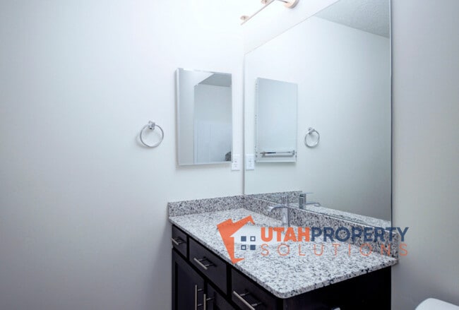 Building Photo - 1032 W 430 S