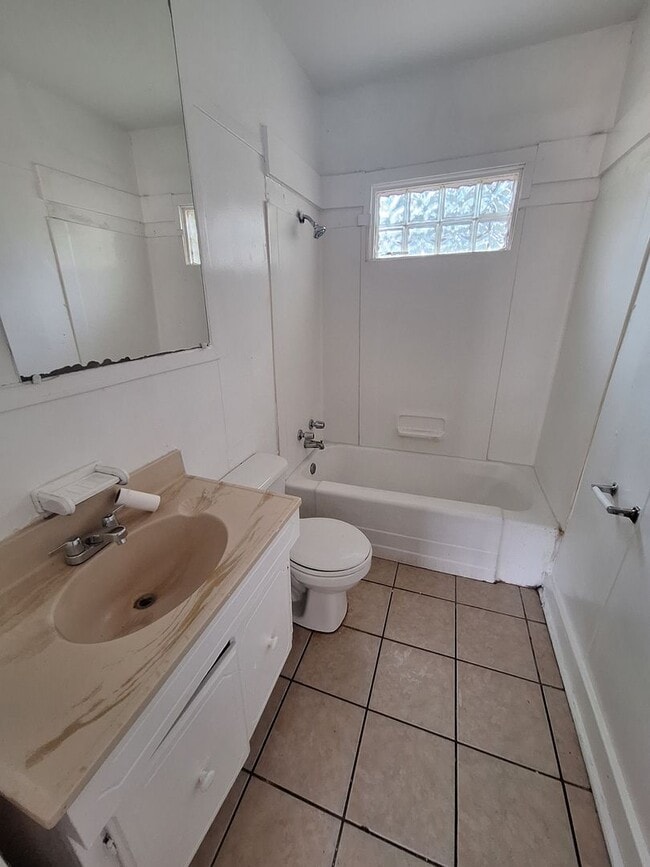 Building Photo - 3 bedroom, 1 bath
