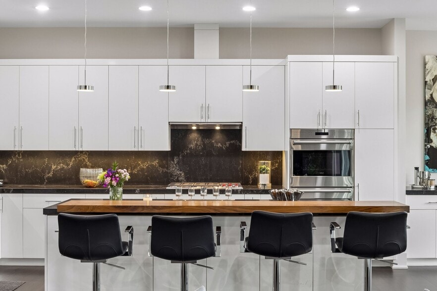 Sleek and modern - 935 Lake St E