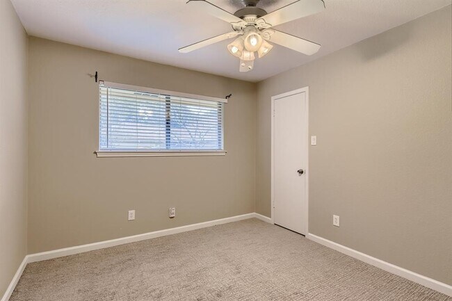 Building Photo - 6811 Hitching Post Cir