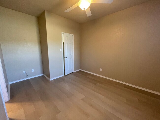 Building Photo - 105-107 Sunburst Court