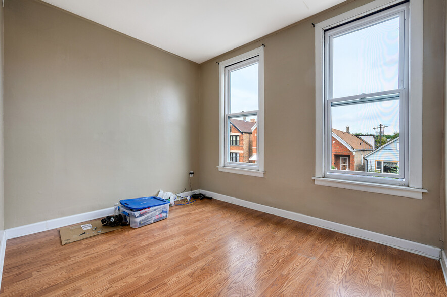 Building Photo - 1015 W 31st Pl