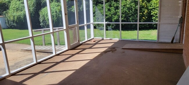 Building Photo - 206 Ridgewood Dr