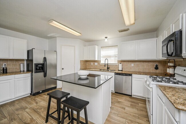 Building Photo - 2534 Halstead Dr