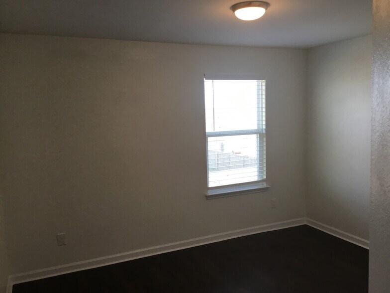 Building Photo - 1657 Amy Dr