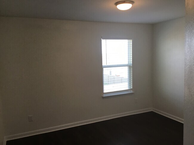 Building Photo - 1657 Amy Dr