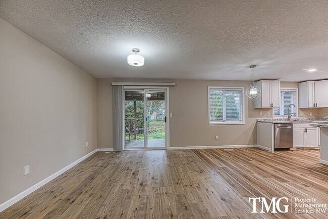 Building Photo - Wonderful 2 Story 3 Bed 2.5 Bath Home in Five Corners!