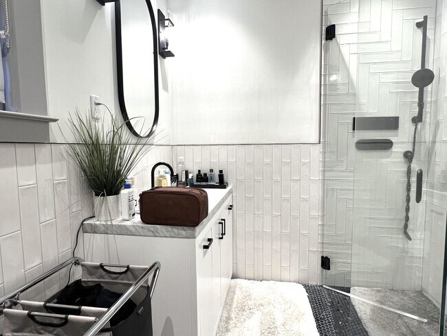 Building Photo - Beautifully Remodeled 1920's Bungalow