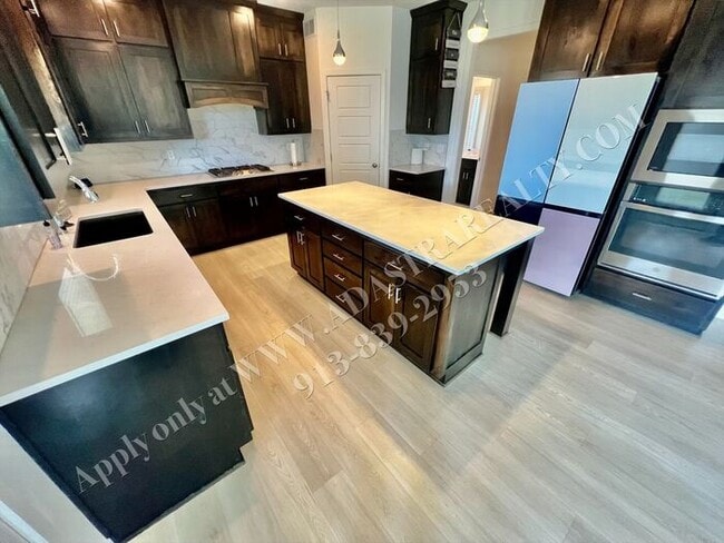 Building Photo - Beautiful 4 Bed 3.5 Bath Home in Olathe-Av...