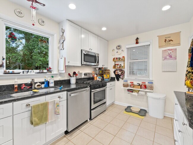 Building Photo - "Stunning 4-Bed Oasis with Granite Eleganc...