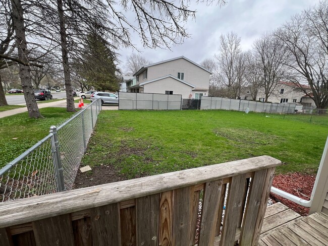 Building Photo - Easy commute to Downtown, West - 3 bedroom, 1.5 bath duplex with yard, garage
