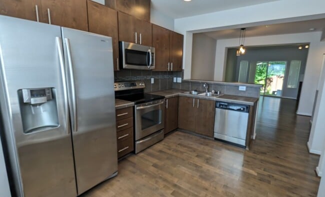 Building Photo - North Lynnwood Spacious Townhome with 2 car garage