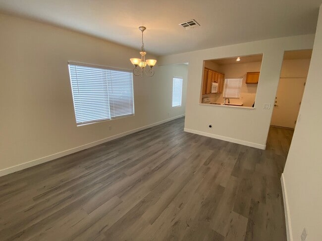 Building Photo - Beautiful 55+ 3 bed/2 bath home located in Aliante