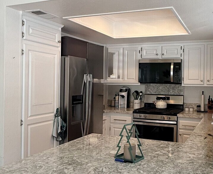 Building Photo - 2165 Canyon Dr