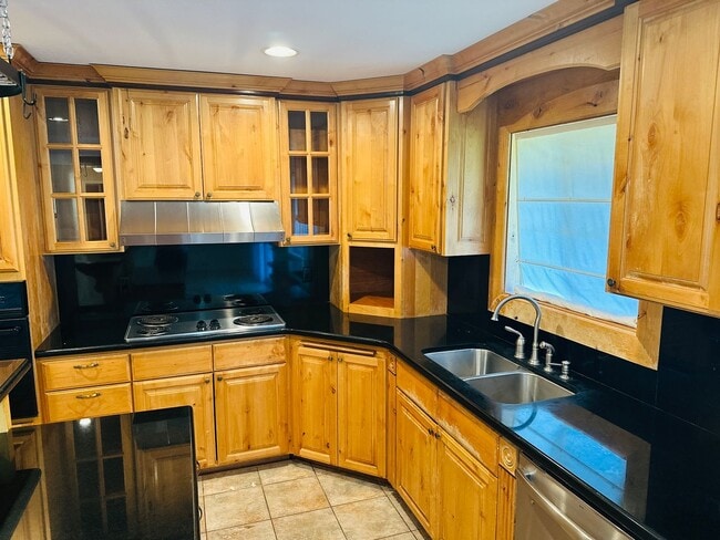 Building Photo - Vintage Remodel