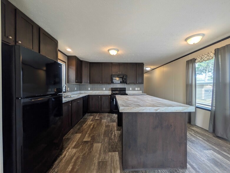 Building Photo - 15881 Villaire Ave