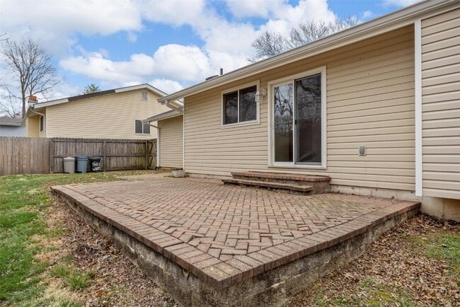 Building Photo - 215 Shadyoak Dr