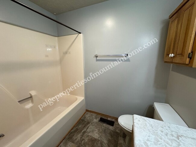 Building Photo - 406 S 3rd St