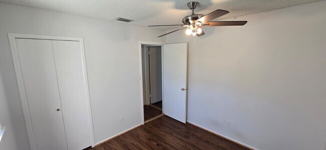 Building Photo - 824 Town Cir