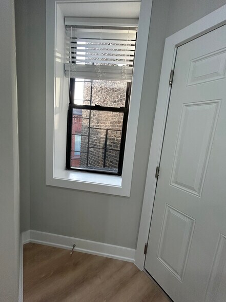 Building Photo - 423 W Belden Ave