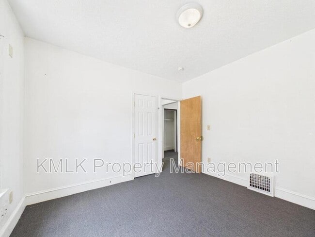 Building Photo - 533 Gage St