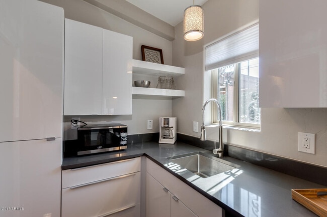 Building Photo - 7288 E Rancho Vista Dr