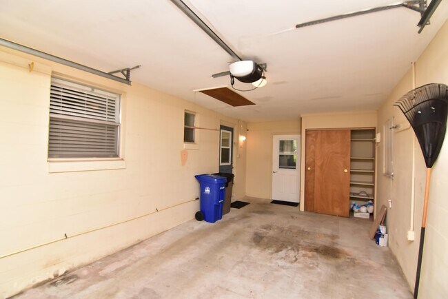 Building Photo - 919 Viscaya Blvd