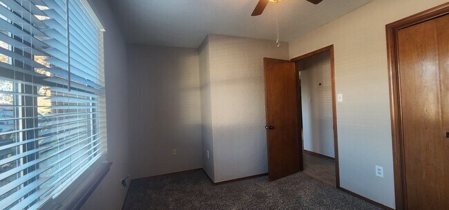 Building Photo - 907 NE Tortoise Dr