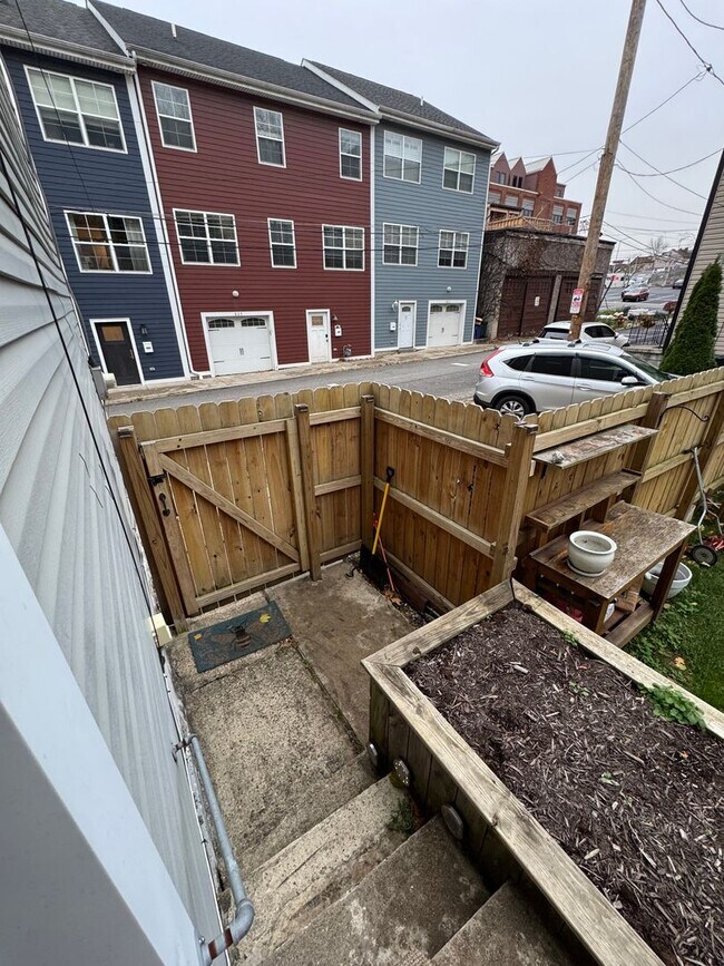 Building Photo - Beautifully Renovated 3BR Row Home in Deutschtown – Spacious, Modern & Incredible Location