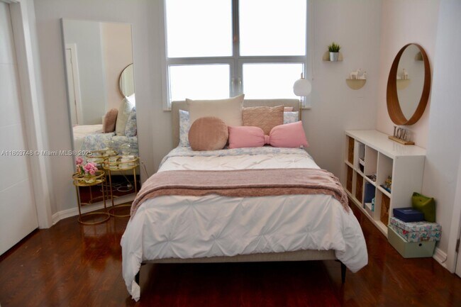 Building Photo - 848 Brickell Key Dr