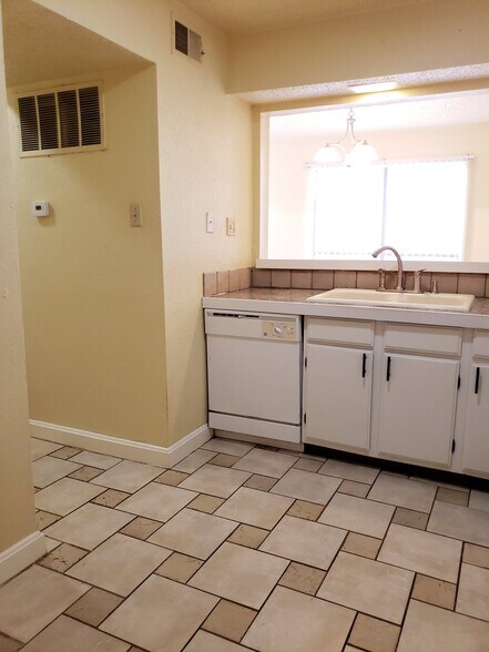 Building Photo - 6723 Eastridge Dr