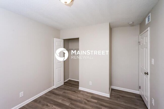 Building Photo - 3 Bedroom Pet-Friendly Home in Louisville, KY with Main Street Renewal
