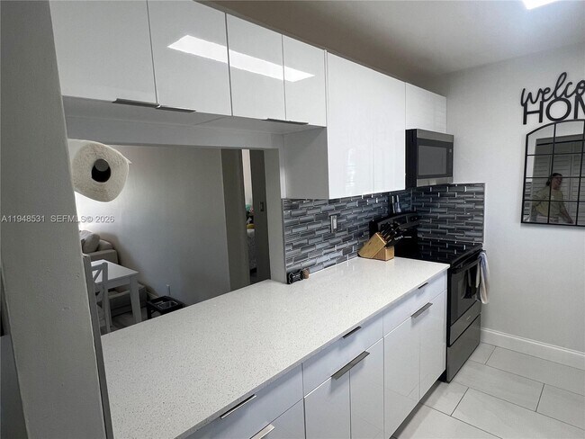 Building Photo - 151 Lakeview Dr