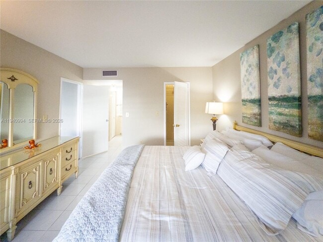 Building Photo - 2899 Collins Ave