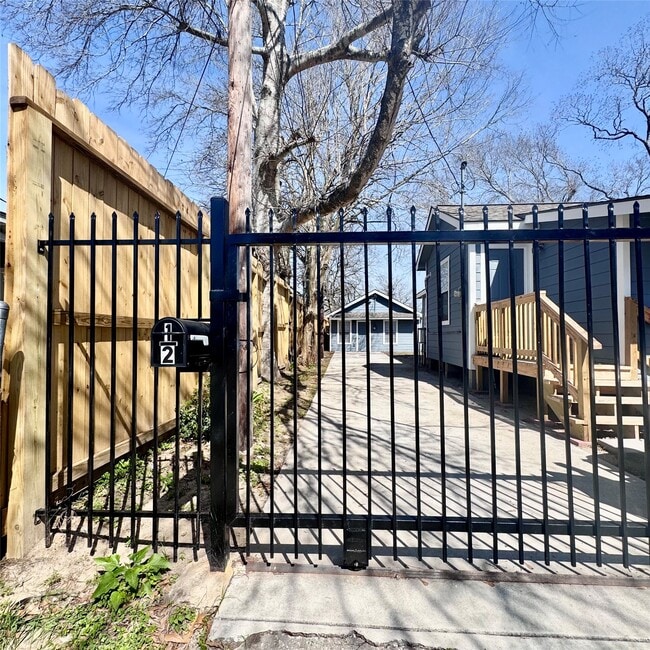 Building Photo - 116 E Jack Ave