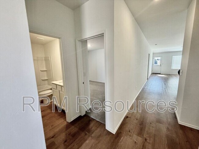 Building Photo - 10401 Little Blue Ln