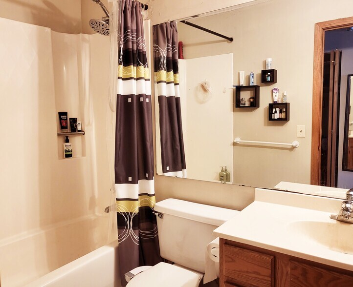 Bathroom - 433 S 7th St