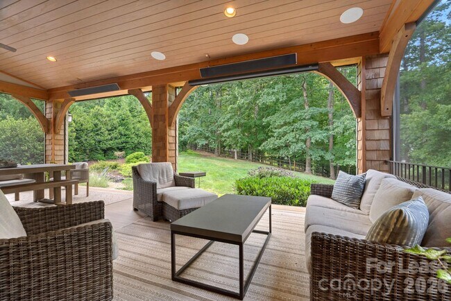 Building Photo - 3813 Lakeside Dr