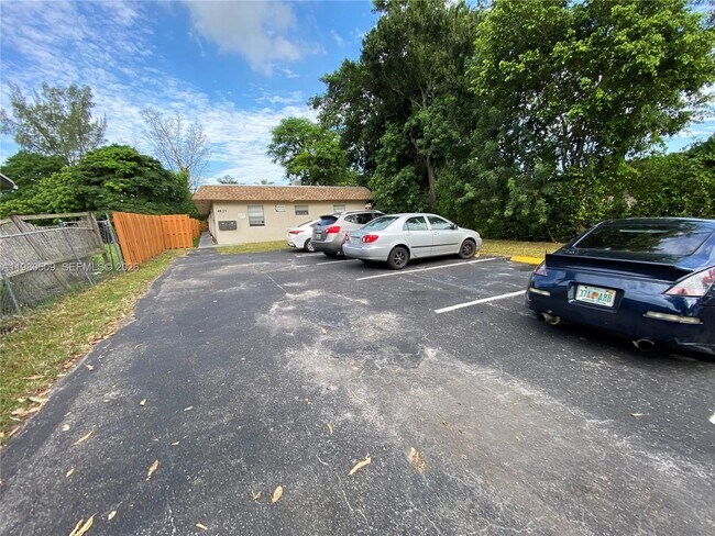 Building Photo - 4621 SW 33rd Ave